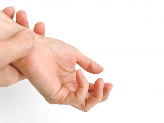 手足のシビレはヘルニアのせい？