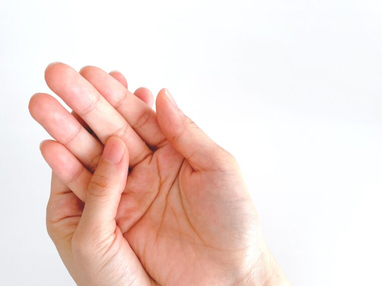 ばね指は手術しなくても治る？自宅でできる改善方法をやさしく解説