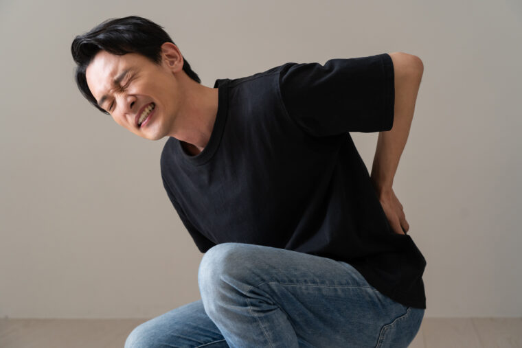 ぎっくり腰はなぜ春に増える？原因と今すぐできる対処法