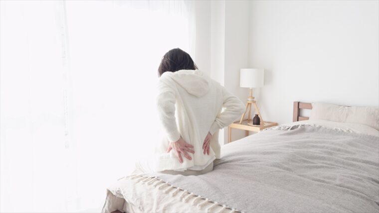 朝起きると腰が痛いのはなぜ？原因とやさしい改善方法を解説