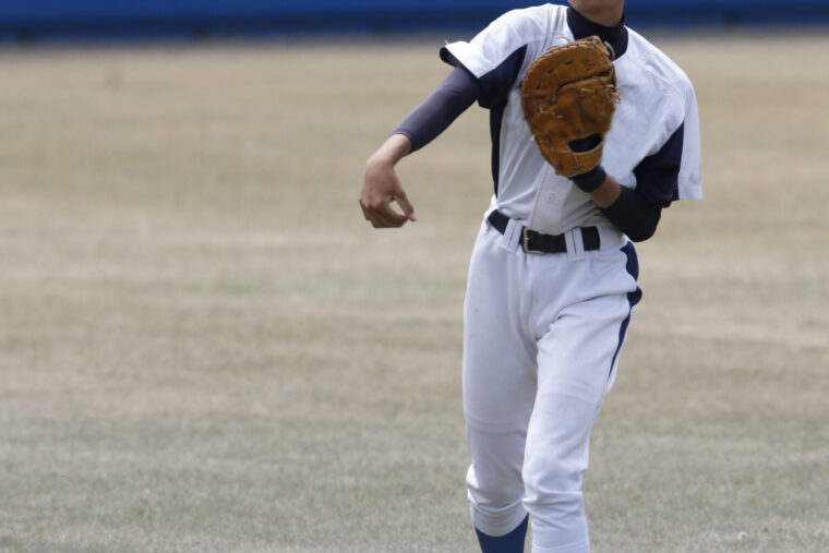 肘が投げると痛い原因は？野球肘のやさしい対処法を解説