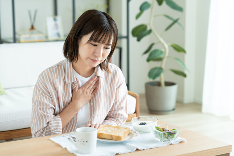 食後に気持ち悪くなるのはなぜ？逆流性食道炎とやさしいケア