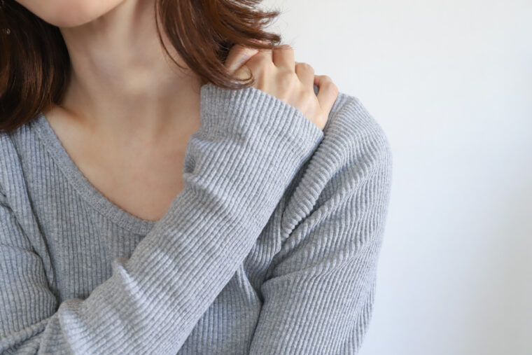 腕のだるさやしびれは鍼灸で楽になる？頚肩腕症候群のケア