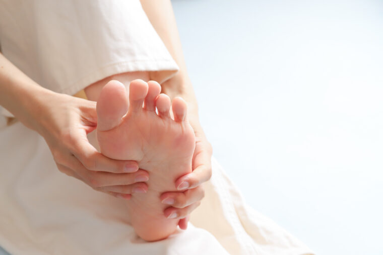 土踏まずが痛いのは扁平足のせい？鍼灸でできるやさしい足裏ケア